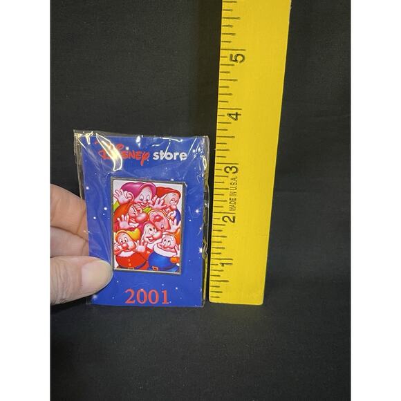 2001 Disney Store SNOW WHITE Commemorative Pin - The 7 Seven DWARFS Sealed - Picture 5 of 5